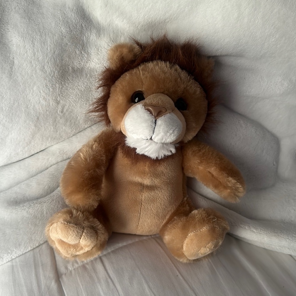 The Petting Zoo plush lion approx 8-10inches, new adorable face, soft, clean